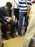 Pendolare Giapponese sfatto che dorme sul treno